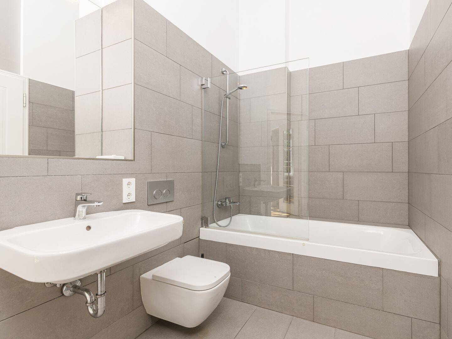 Joli Coeur- Helle Altbauwohnung mit moderner Ausstattung & Stellplatz in ruhigem Denkmal-Ensemble – Berlin – Vorschaubild 7