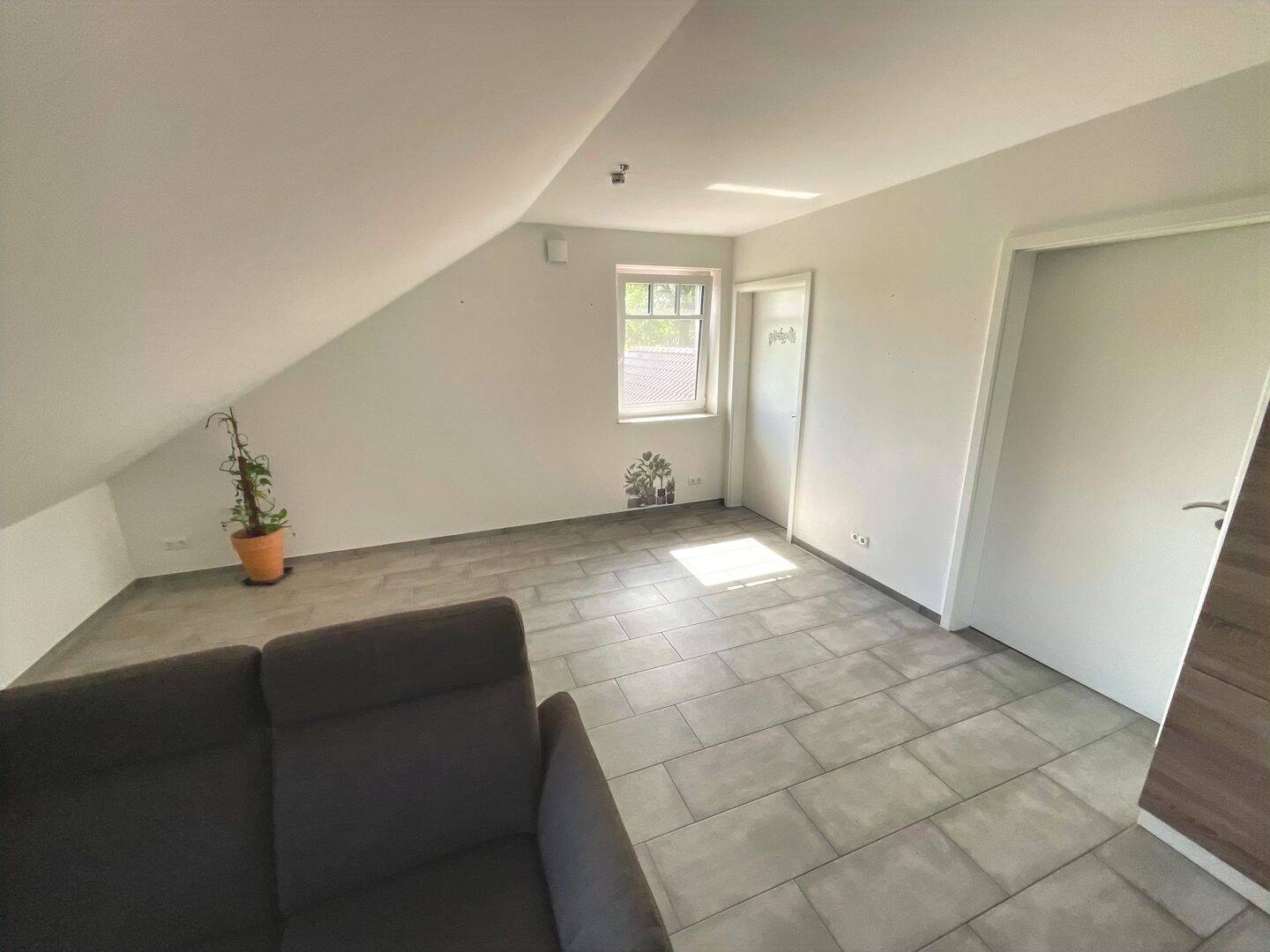 Moderne DG-Singlewohnung mit Küchenzeile und PKW-Stellplatz in Garrel! – Garrel – Vorschaubild 3