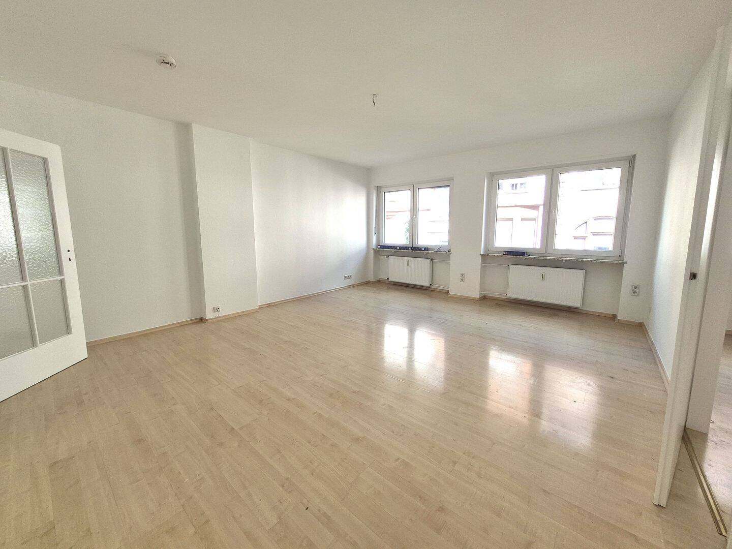 SB. Nauwieser Viertel, umfangreich renovierte 3 ZKB im 1.OG. Nicht WG geeignet.