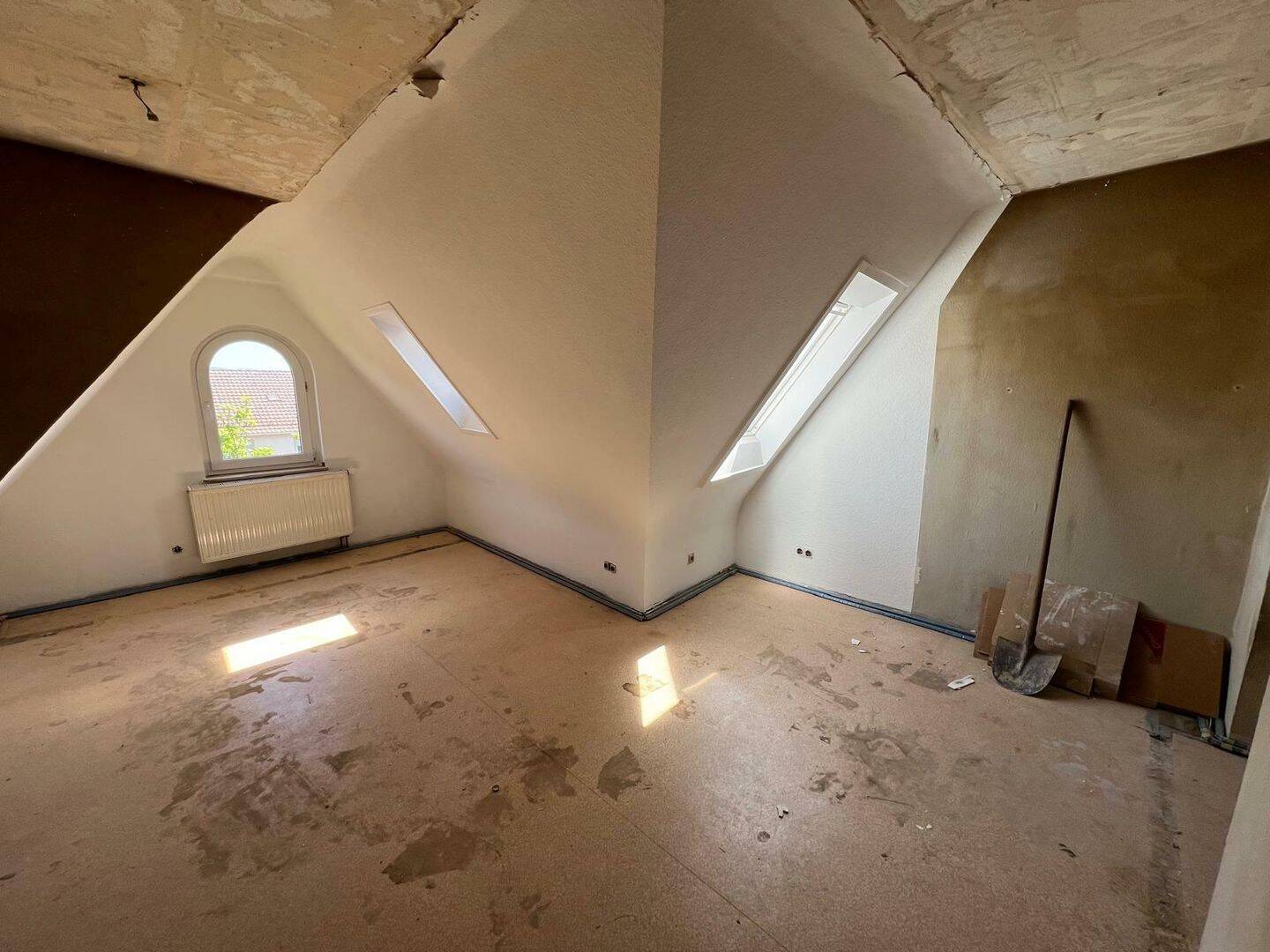 Dachgeschoss-Rohdiamant im Jugendstilhaus - 2,5 Zimmer zur individuellen Gestaltung in Stuttgart – Stuttgart – Vorschaubild 2