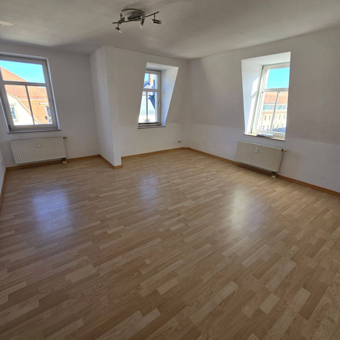 Freie gemütliche sonn. 2,5 DG-Mais.-Wohnung mit mod. EBK + Stellplatz in ruhiger Lage v. Dresden-Löbtau – Dresden – Bild 1 von 9