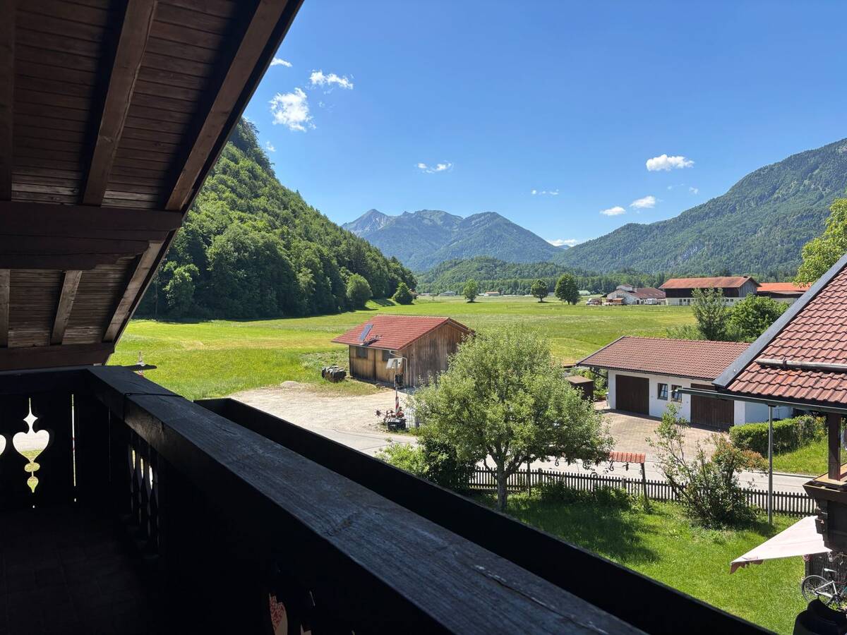 Dachgeschosswohnung in Unterwössen mit traumhaftem Blick in die Berge – 83246 Unterwössen – Bild 1 von 9