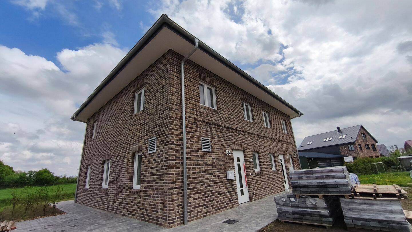 Neubau - Wohnen auf dem Land: Doppelhaushälfte mit Carport und Schuppen in Seestermühe – Seestermühe – Vorschaubild 2