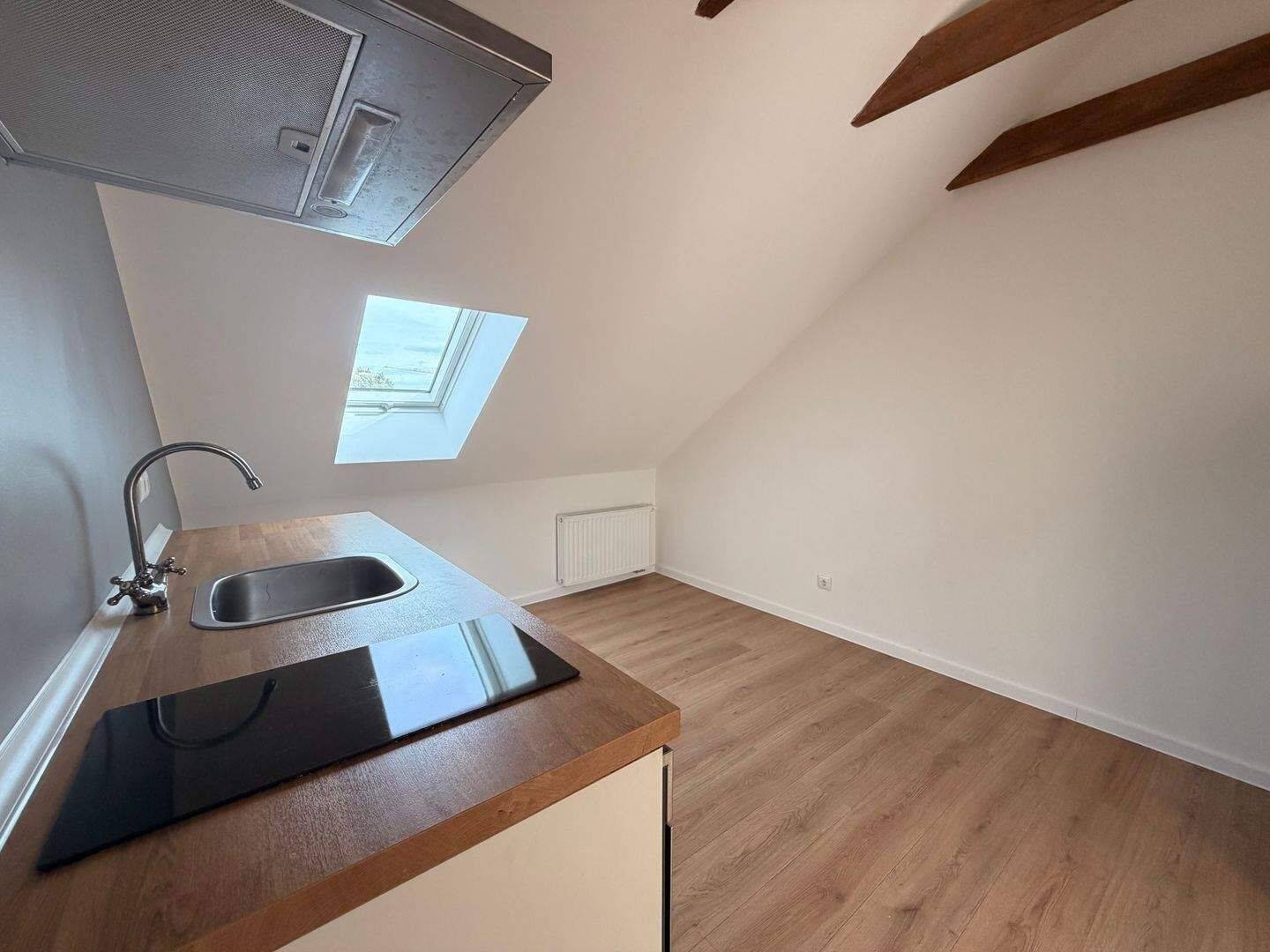 kernsaniert & energieeffizient in GoHo – 2 Zimmer DG Apartment mit EBK – Nürnberg – Vorschaubild 5