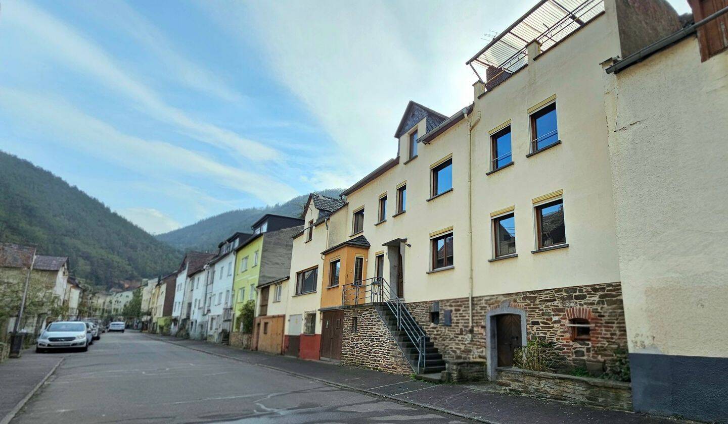 Großzügiges Einfamilienhaus mit Garage, Terrasse und großem Gartengrundstück in Briedel/Mosel – Briedel – Vorschaubild 2