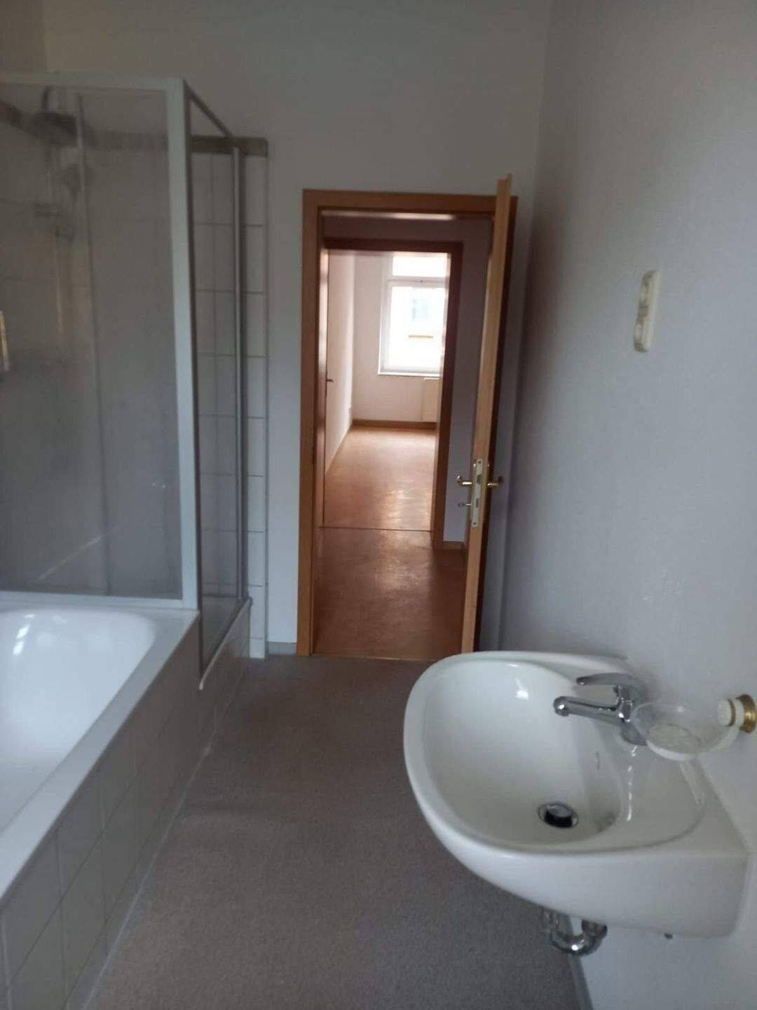 Wie wär's mit einer hübschen Drei-Zimmer-Wohnung mit Balkon? – Chemnitz – Vorschaubild 9