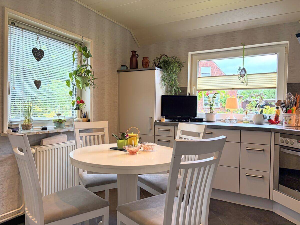 Einfamilienhaus mit Doppelgarage auf großzügigem Eckgrundstück in Friedeburg – Friedeburg – Vorschaubild 7