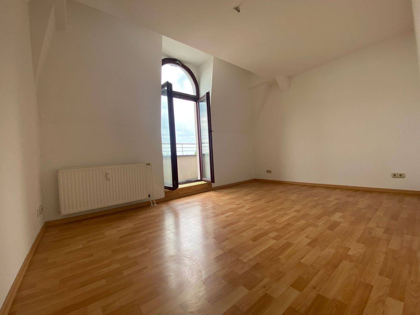 Balkon, Einbauküche und Tageslichtbad mit Wanne – Magdeburg – Vorschaubild 3