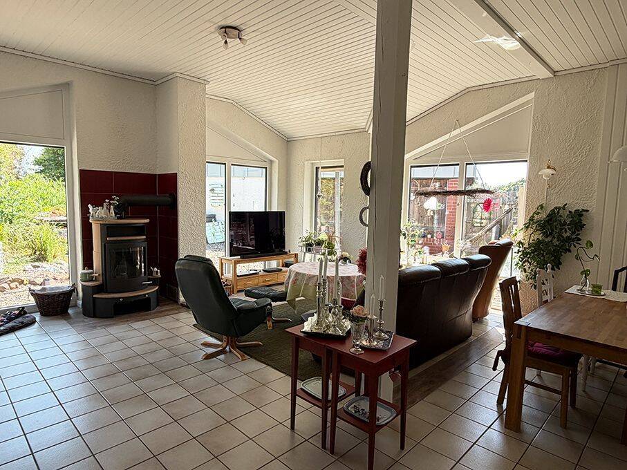 Emtinghausen: Wohnen im Grünen! Attraktives Einfamilienhaus auf 4.500 m² Traumgrundstück mit Teich. – Emtinghausen – Vorschaubild 4