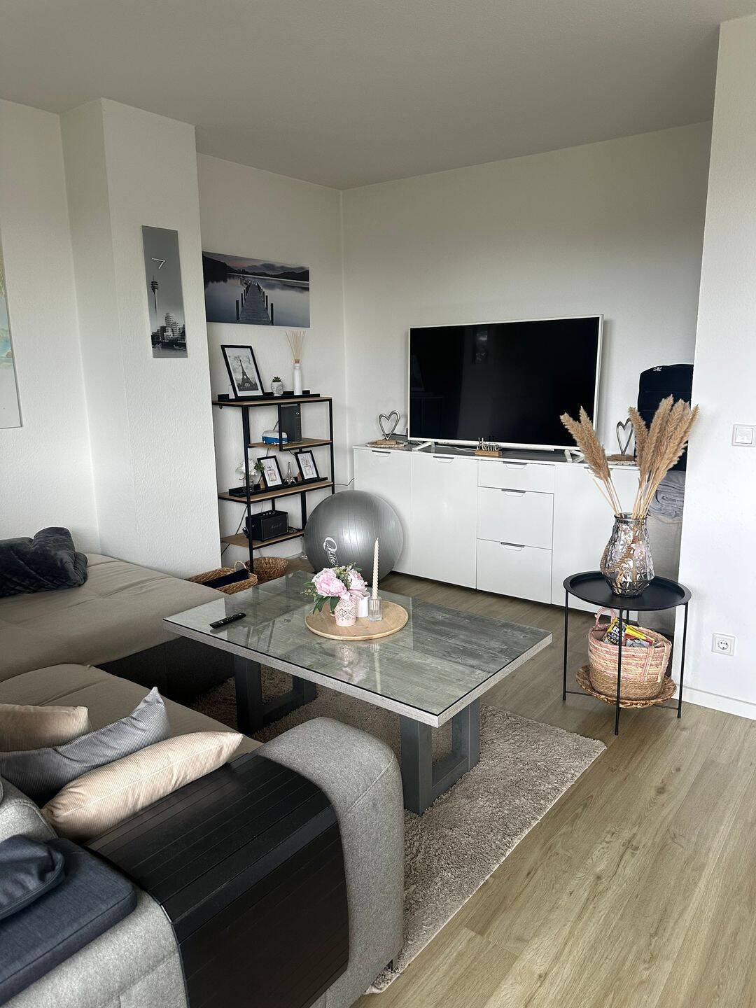 Helle 2-Zimmer-Wohnung mit Einbauküche – Düsseldorf – Vorschaubild 4