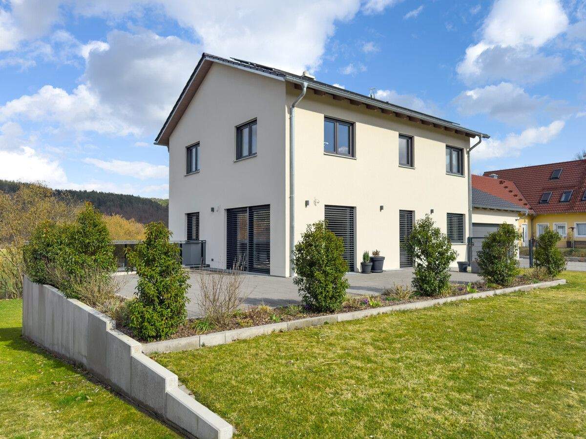 Neuwertiges A+ Effizienzhaus mit Einliegerwohnung, PV-Anlage und Smart Home in Nittenau (Stefling) – Nittenau – Bild 1 von 9