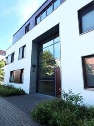 Ruhige, mod. Maisonette-ETW in Rissen mit EBK, 3 Bädern, Süd/West-Terrasse, Garten + TG-Stellplatz – 22559 Hamburg – Vorschaubild 4