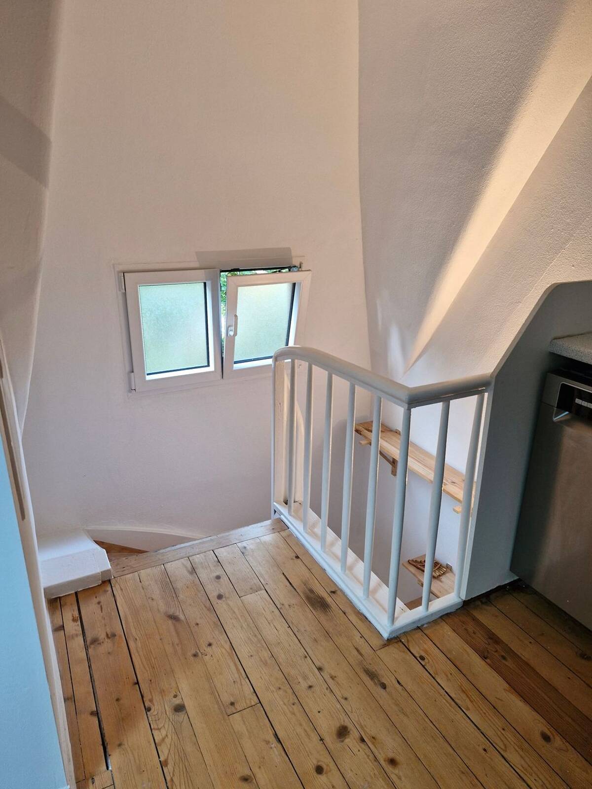 Charmante Dachgeschoss Wohnung in zentraler Lage an Einzelperson zu vermieten – 70188 Stuttgart – Bild 1 von 9