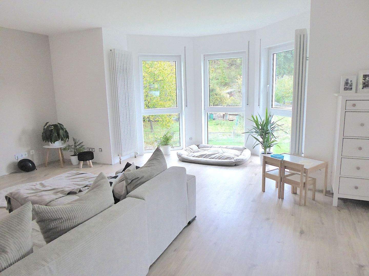 Junges und modernisiertes 2 Parteienhaus mit Garten und Garagen – Hohenahr – Bild 1 von 9