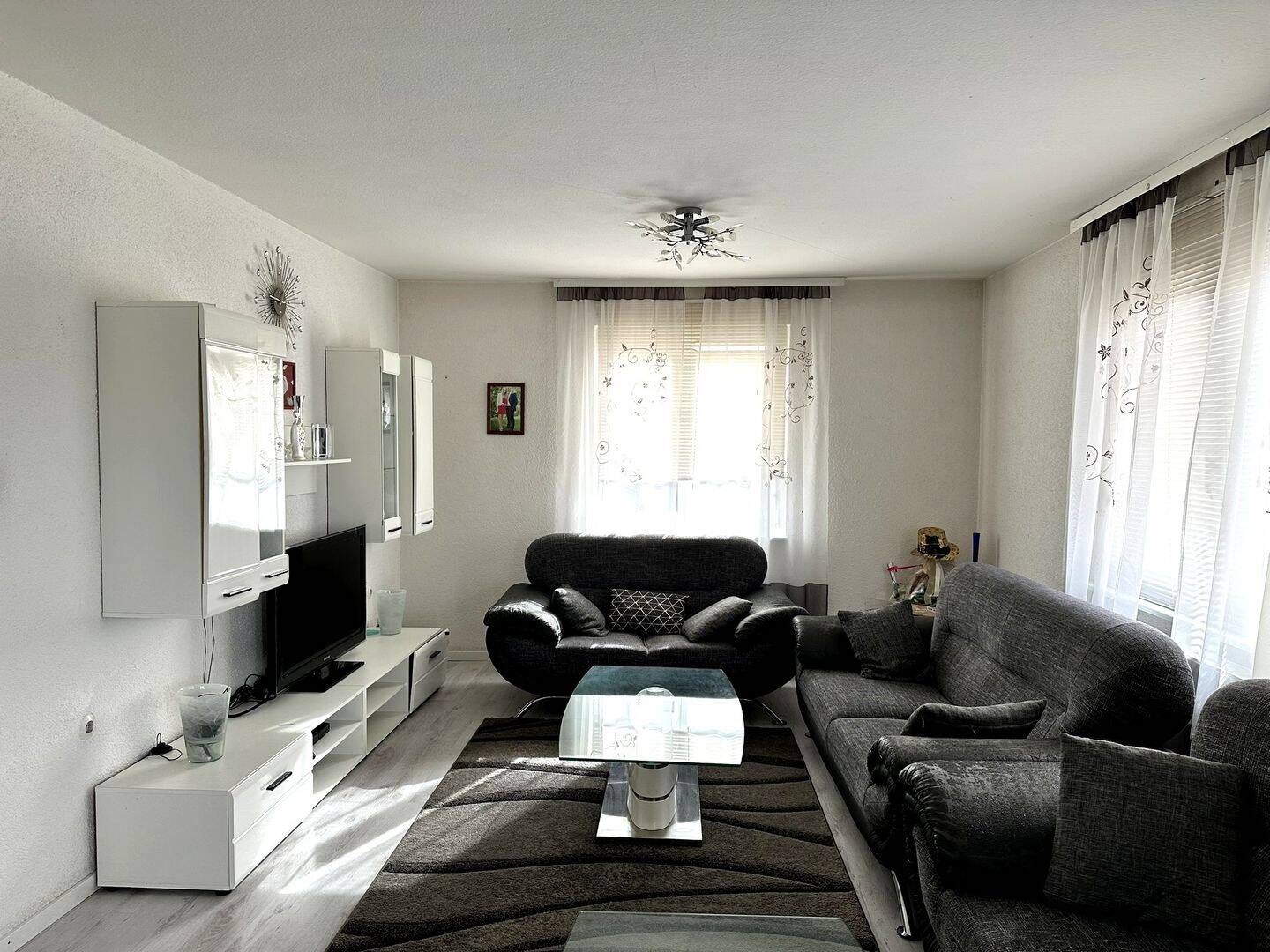 Großes Einfamilienhaus mit 4 Schlafzimmern, Balkon, Terrasse, Garten und Garage – Schramberg – Vorschaubild 2