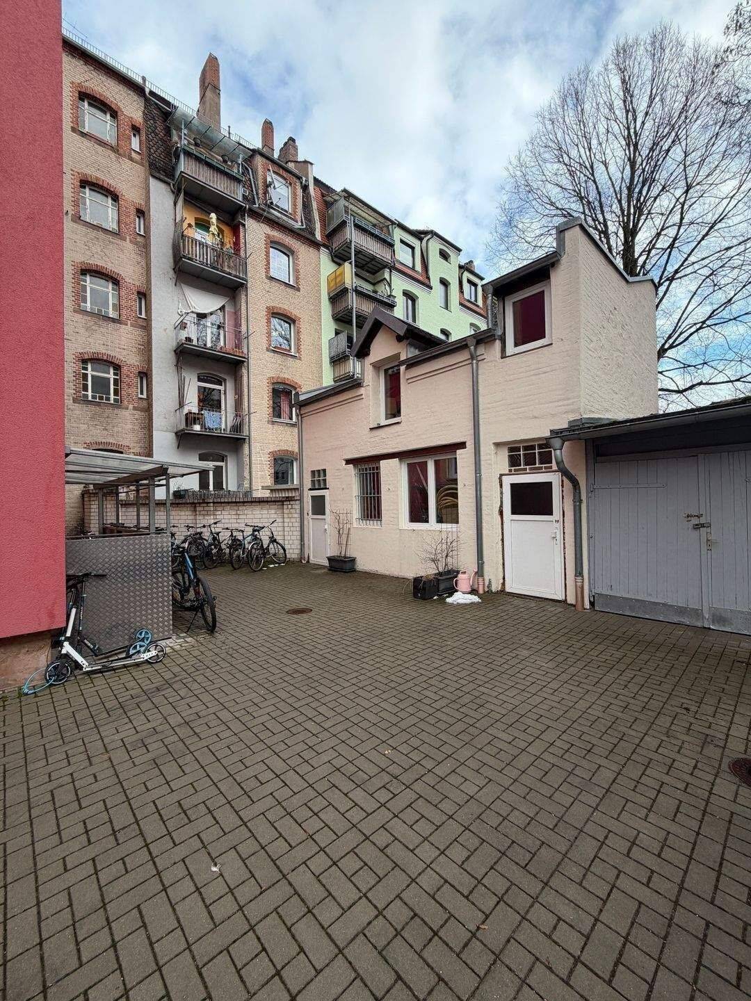Sehr gutgeschnittene 4-Zimmer-Wohnung mit Garage, zwei Außenstellplätzen und zusätzlichem Lagerraum im Rückgebäude – Nürnberg – Vorschaubild 9