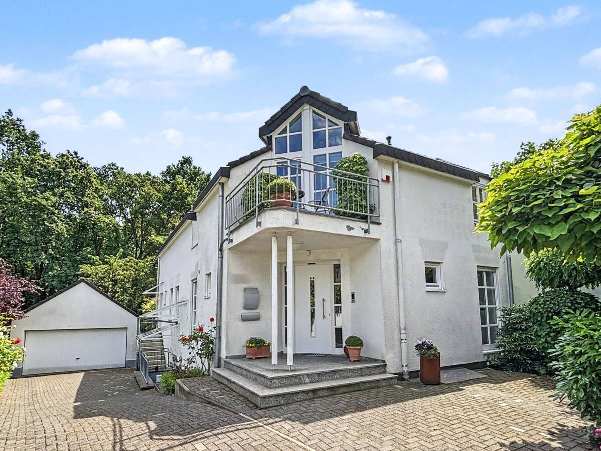 Repräsentatives Wohnen im Grünen - Exklusive Villa mit Einliegerwohnung in Köln-Hahnwald – 50996 Köln – Bild 1 von 8