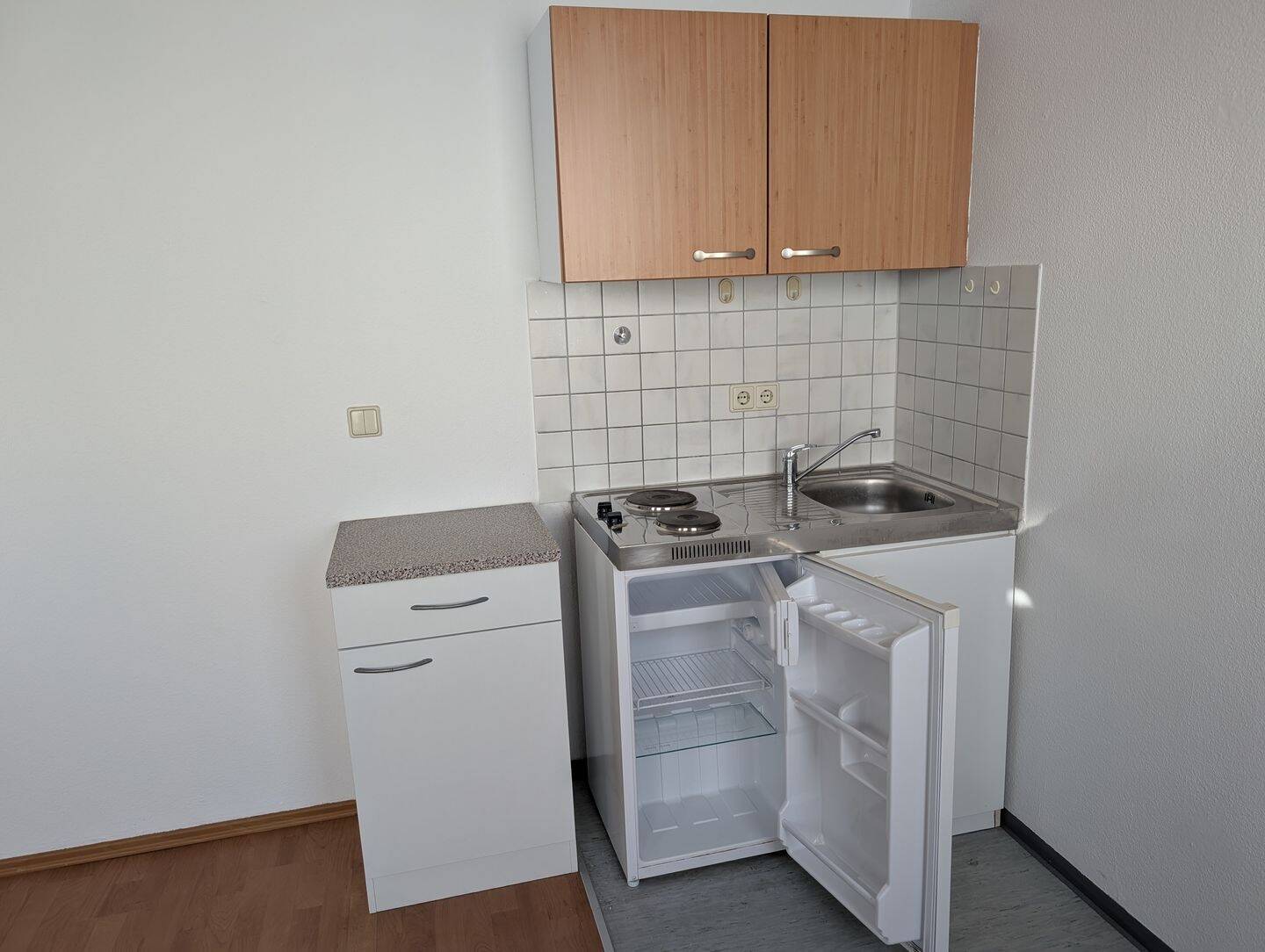 Ruhige 1 Zimmerwohnung mit Küche und Laminat in City nähe! – Nürnberg – Vorschaubild 3