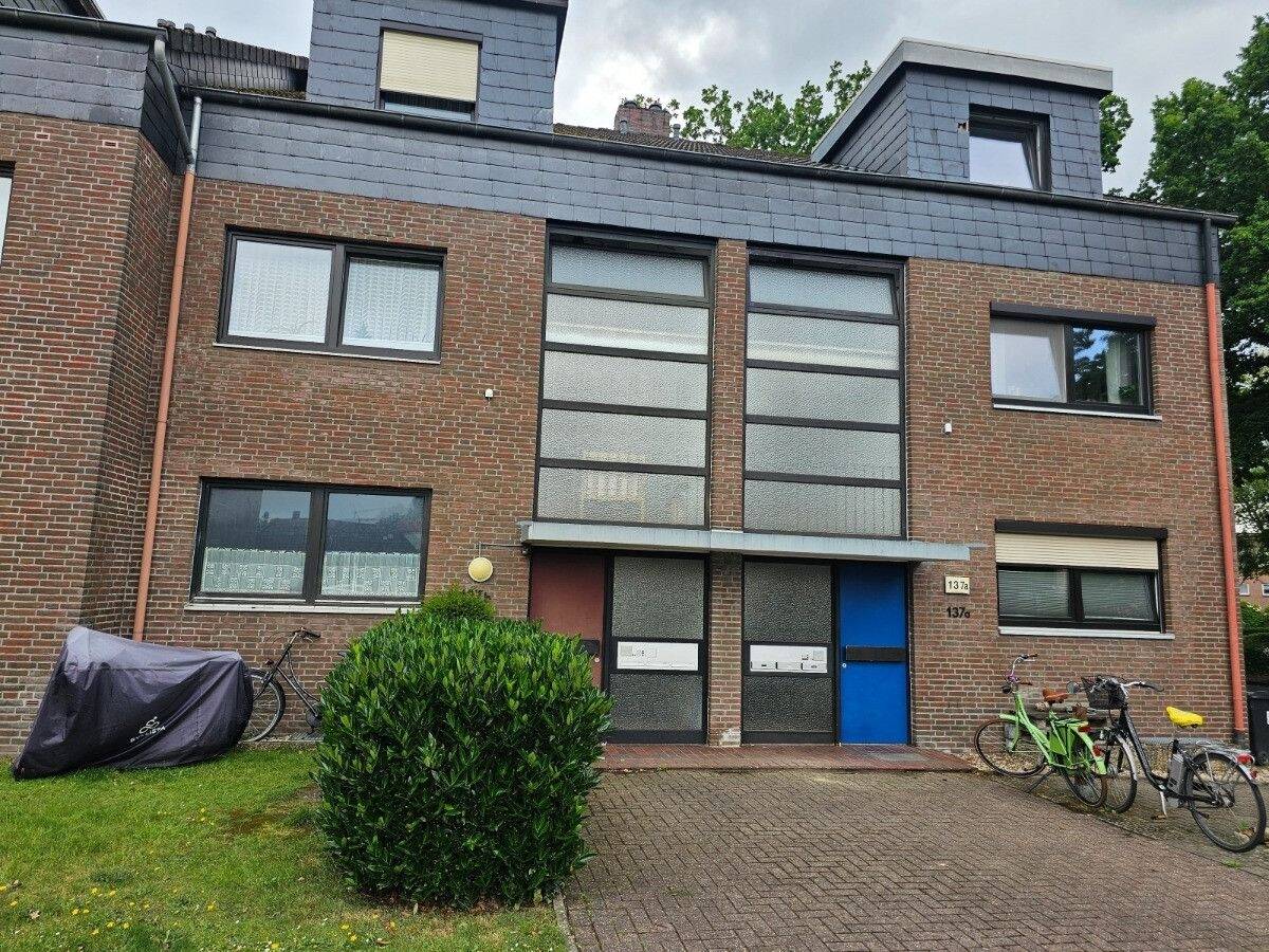 Charmante Dachgeschosswohnung mit großem Balkon in gepflegter Reihenhausanlage – Oldenburg – Bild 1 von 9