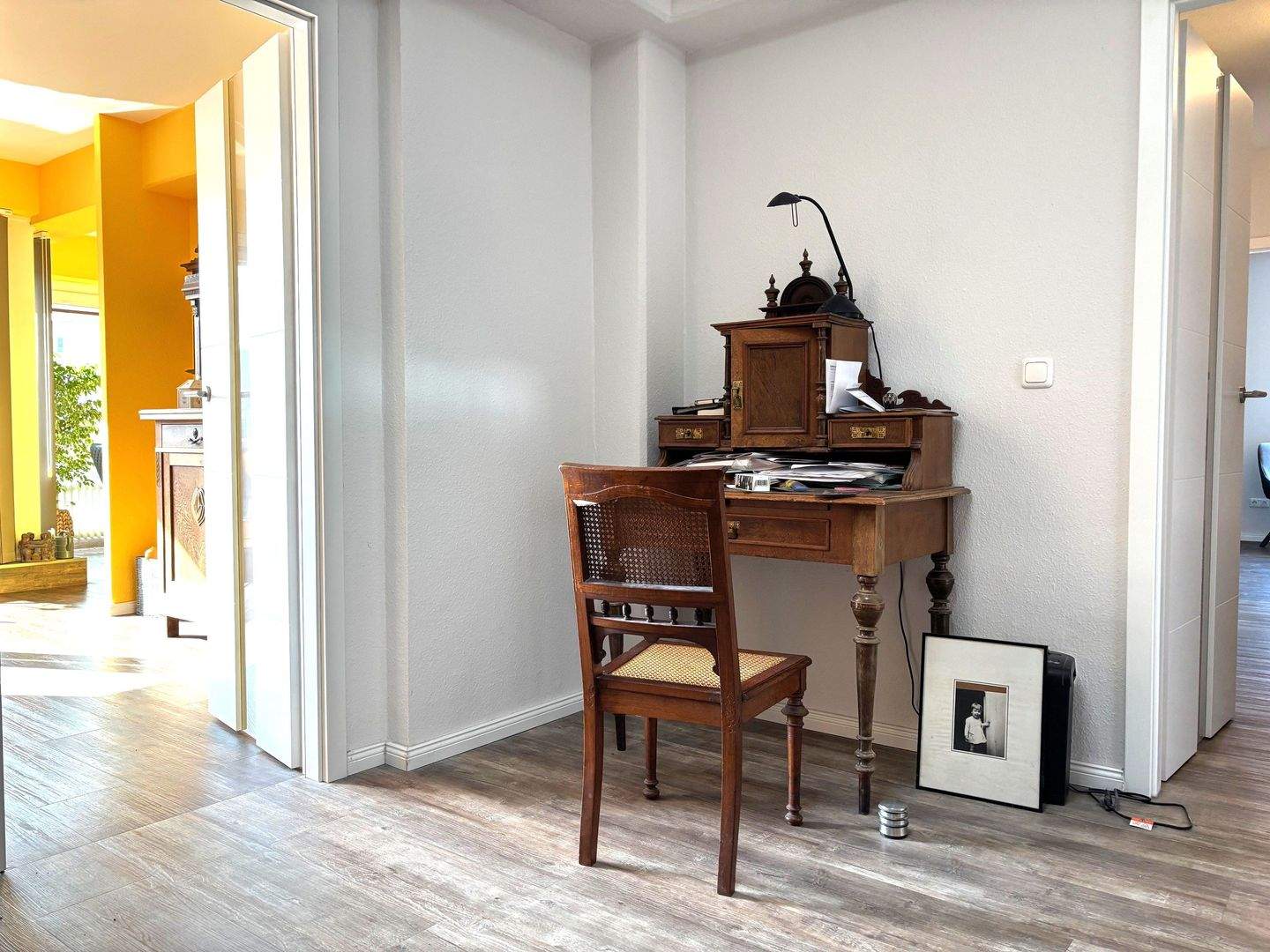 Geräumige 4-Zimmer-Wohnung mit halb offener Wohnküche, 2 Balkone, Vollbad, Gäste-WC, Hauswirtschaftsraum und Tiefgaragenstellplatz – Hamburg – Vorschaubild 8