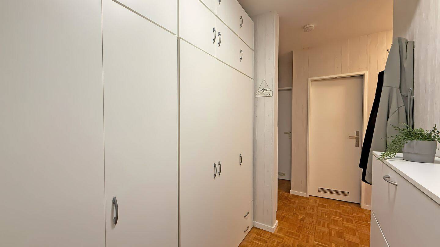 Großzügige 4-Zimmer-Wohnung mit Loggia, modernisiertem Duschbad und Tiefgaragenstellplatz - Wentzel Dr. – Ahrensburg – Vorschaubild 2