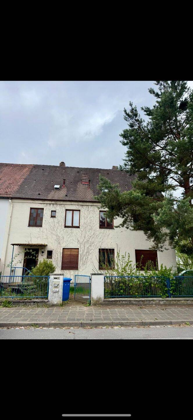 „Dreifamilienhaus mit großem Grundstück & 2 Garagen – enormes Potenzial in Toplage von Nürnberg“