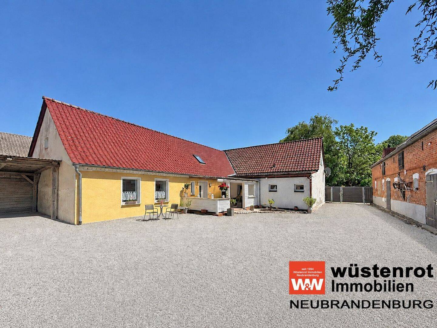 MIT WÄRMEPUMPE UND PHOTOVOLTAIK: VIERSEITEN-MEHRGENERATIONENHOF MIT VIEL PLATZ FÜR MENSCH UND TIER