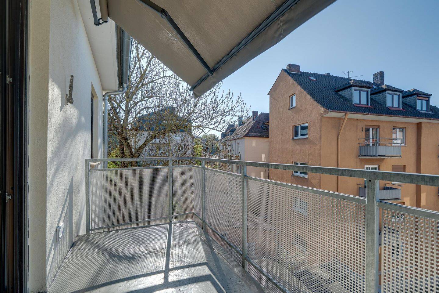 Bezugsfrei & frisch renoviert - helle 3-Zimmer-Wohnung mit Balkon und Einbauküche – Würzburg – Vorschaubild 4