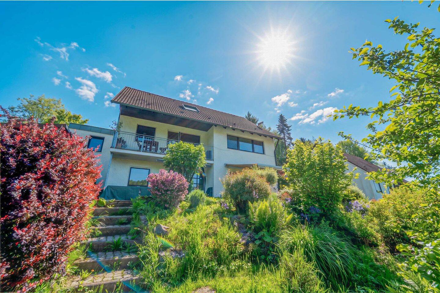 Raum für die ganze Familie: Helles Einfamilienhaus mit sonnigem Garten und Kachelofen in Hüttenbach