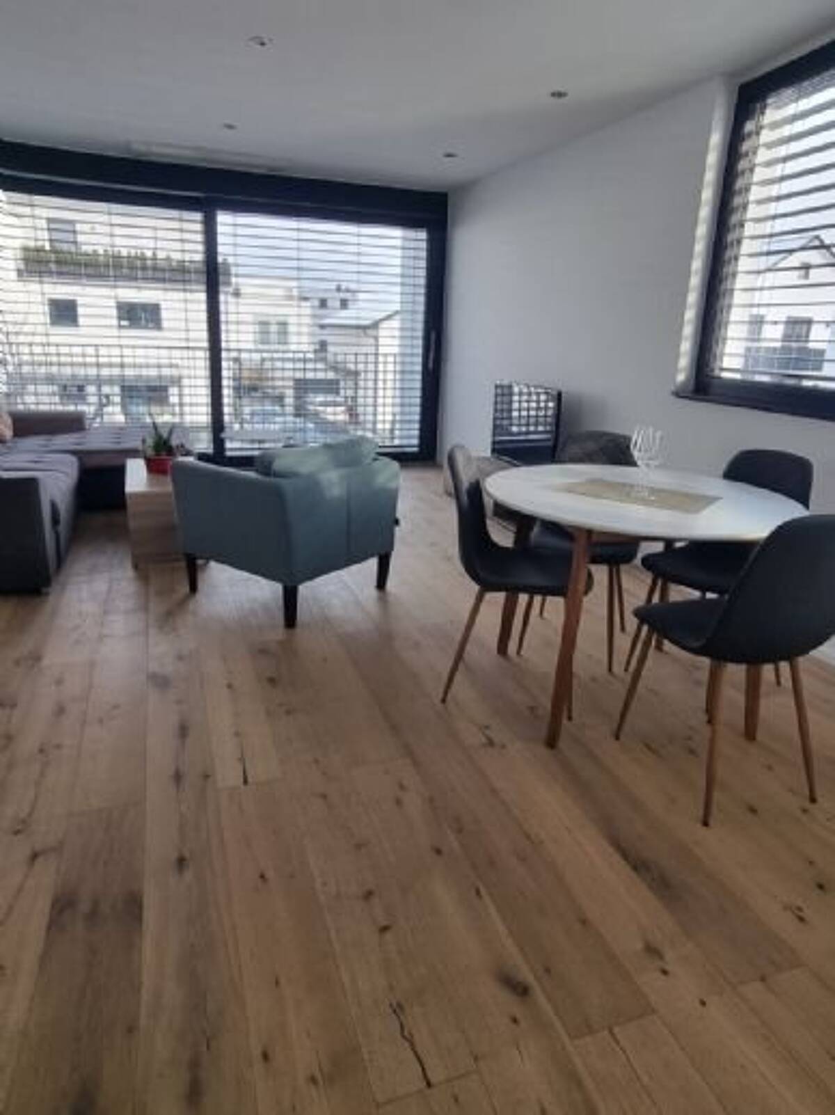 Wunderschöne voll möblierte helle Wohnung – 63075 Offenbach am Main – Bild 1 von 5