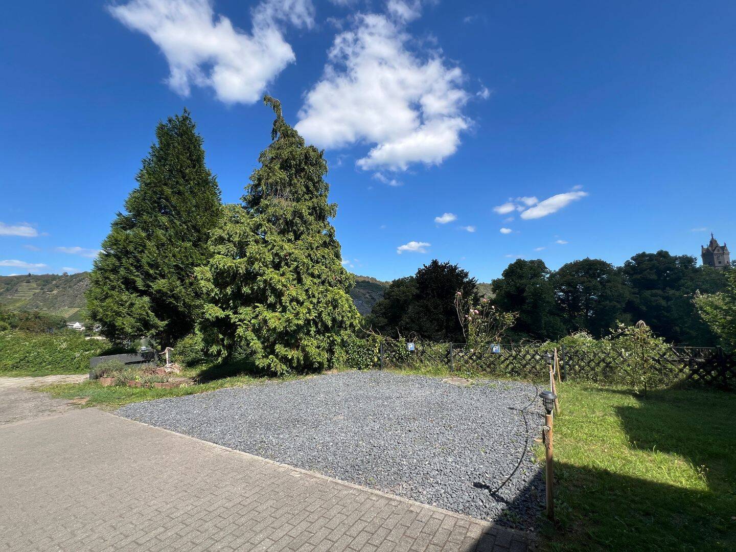 Panoramablick auf Andernach: Einfamilienhaus mit 230 m², Einliegerwohnung 52 m² und 1.469 m² Grundstücksfläche – Andernach – Vorschaubild 2