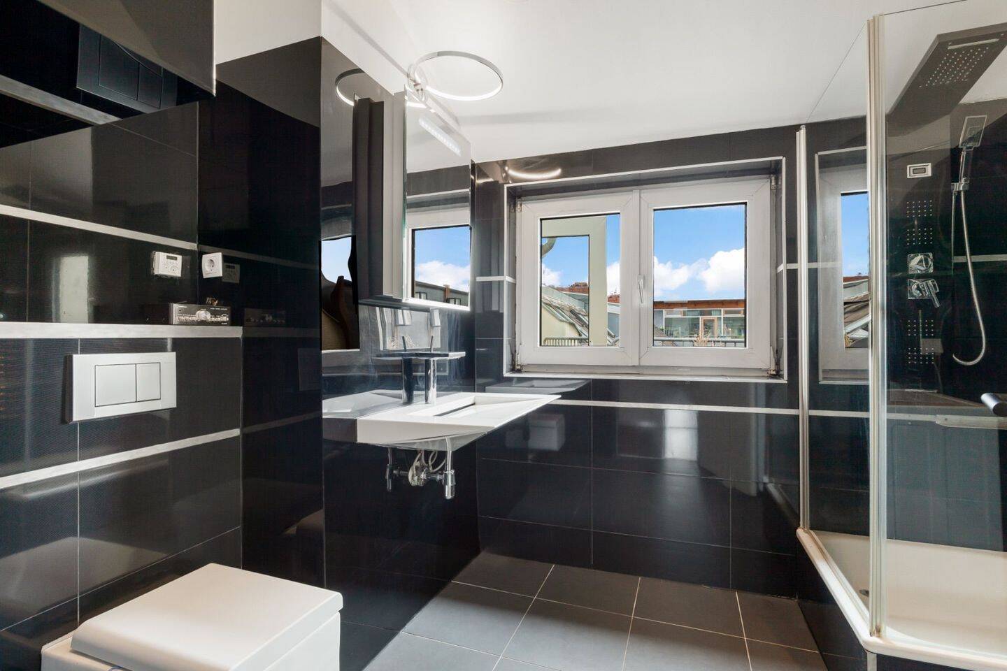 Lichtdurchflutetes Penthouse Feeling - Große Dachgeschosswohnung mit Terrasse im Stephankiez – Berlin – Vorschaubild 5
