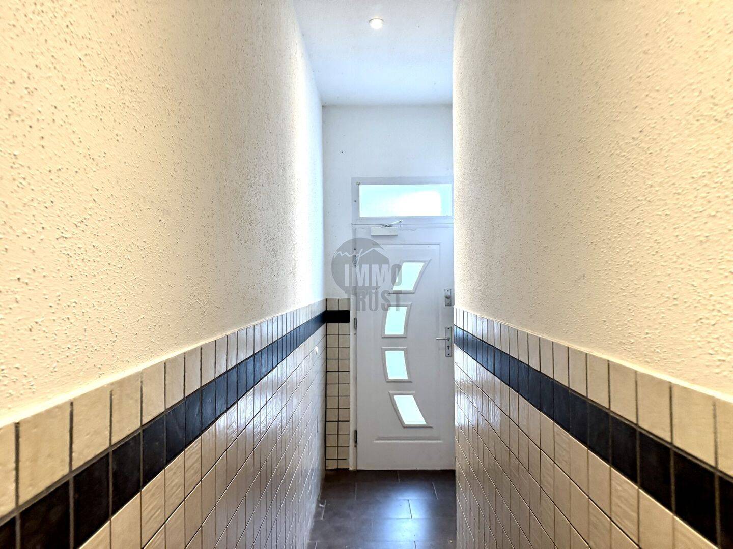 Attraktives Mehrfamilienhaus in Bremen - 4 Einheiten, Gewerbe & Entwicklungspotenzial – Bremen – Vorschaubild 2