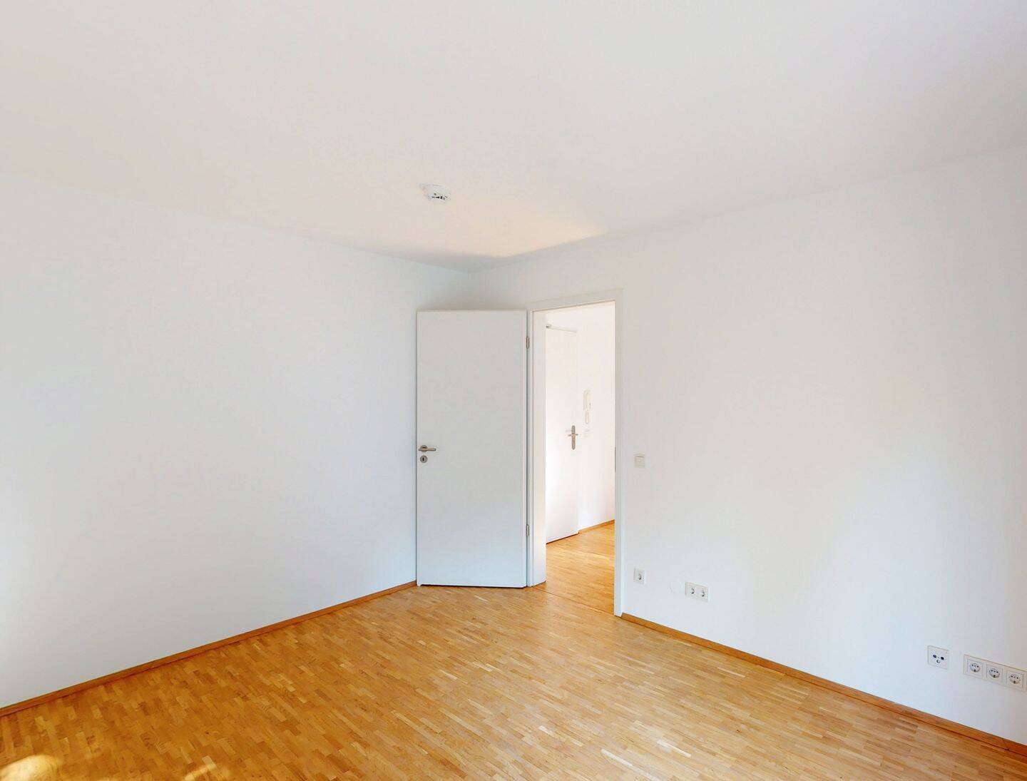 Attraktive 4 Zimmer Wohnung mit Balkon und separater Küche – München – Vorschaubild 5