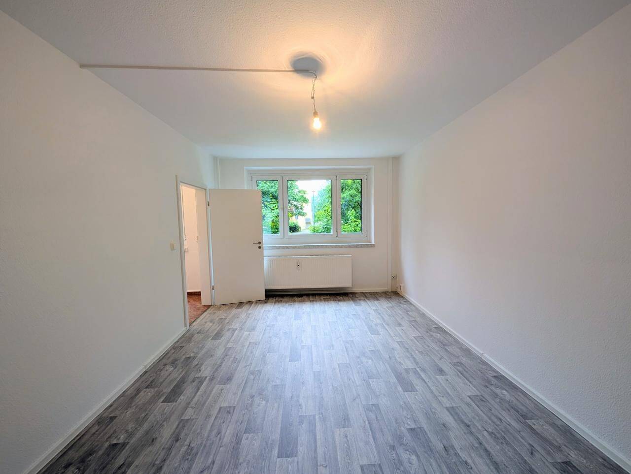 Charmante 2-Zimmer-Wohnung mit Dusche und Loggia – Chemnitz – Vorschaubild 3