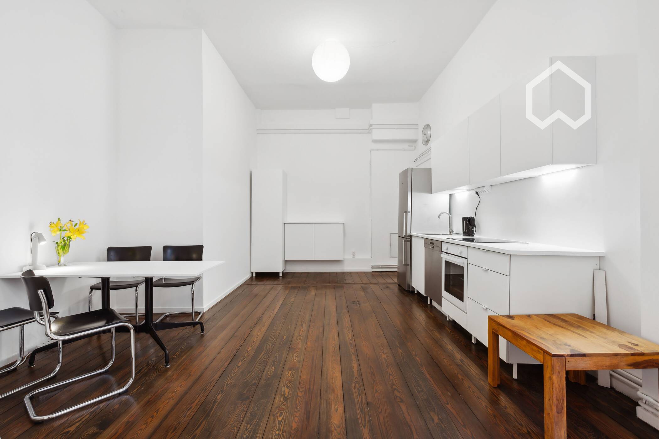 Helle und neu möblierte 2-Zimmer-Wohnung mit geräumigem Wohnbereich und Badewanne – Berlin – Vorschaubild 5