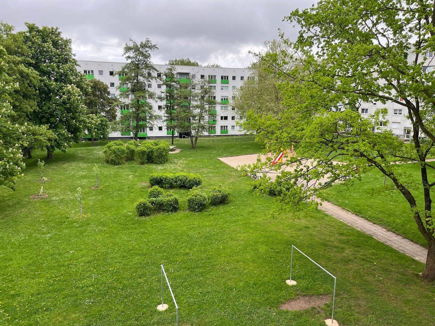 Frisch sanierte Wohnung mit Balkon und Spielplatz - Ideal für kleine Familien
