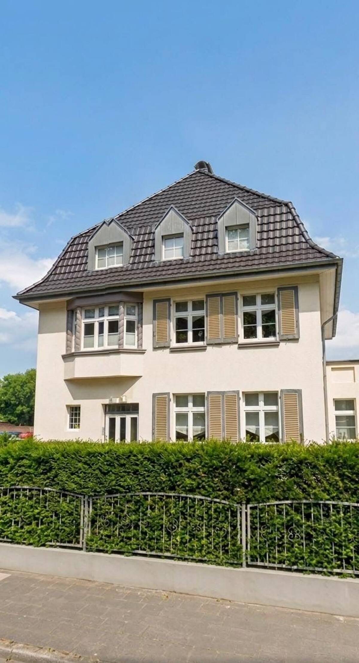 Stilvolle 3,5-Zimmer-Wohnung im 2. Obergeschoss mit großzügigem Tageslichtbad und Klimaanlage – 46483 Wesel – Bild 1 von 8