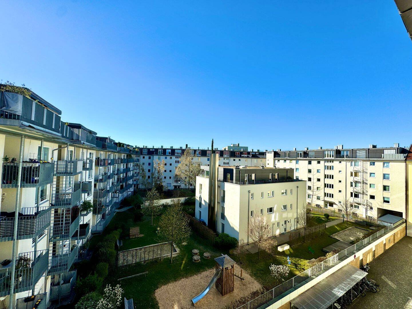 HELLE, GUT GESCHNITTENE 3 ZIMMER-WOHNUNG IM MODERNISIERTEN WOHNUHAUS UND IN ZENTRUMSNAHER WOHNLAGE – München – Vorschaubild 7