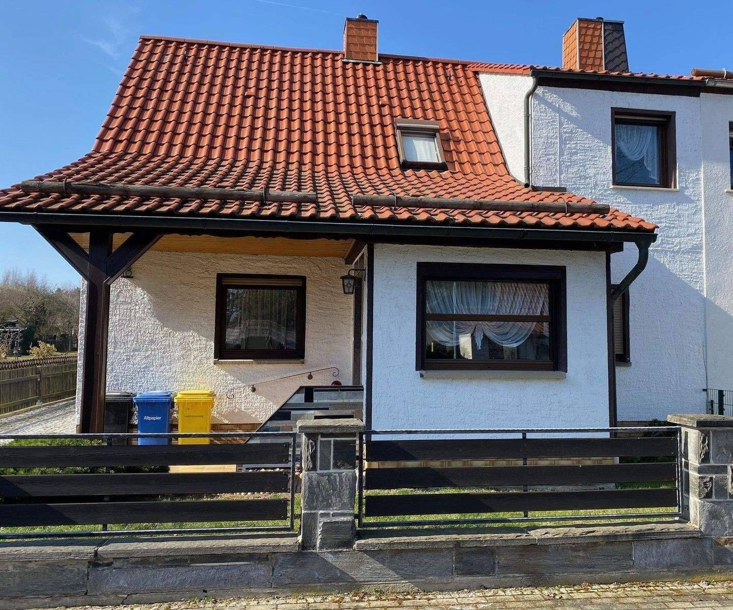 Achtung neuer Preis! Schicke Doppelhaushälfte in Hermsdorf SHK auf großem Grundstück mit reichlich Nebengelass – Hermsdorf – Bild 1 von 9