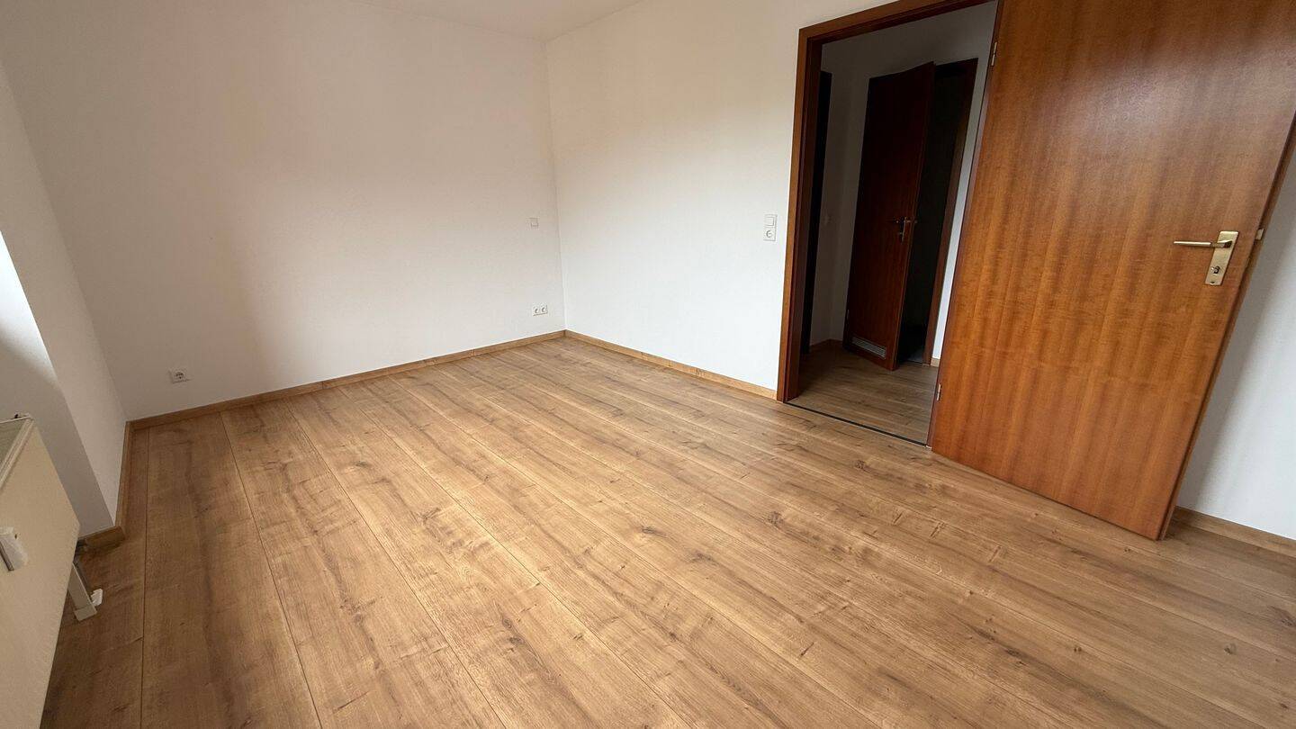 Mit Lift ins 5.OG * Laminat * Loggia * Wanne + TG-Stellplatz – Chemnitz – Vorschaubild 7