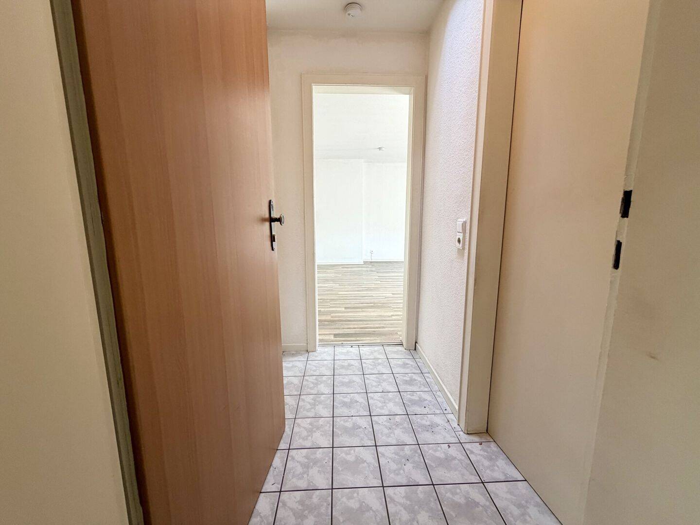 Klein aber fein! Gepflegte 2-Zimmer Dachgeschosswohnung mit Einbauküche! – Mönchengladbach – Vorschaubild 2