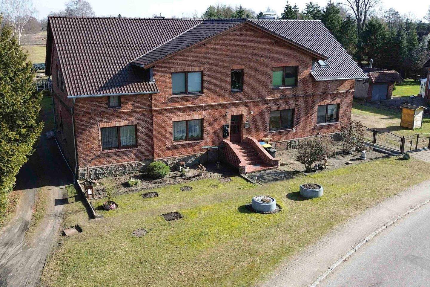 Viel Platz für Mensch und Tier: Teilvermietes modernisiertes MFH mit großer Stallung und viel Grün – Alt Krenzlin – Bild 1 von 9