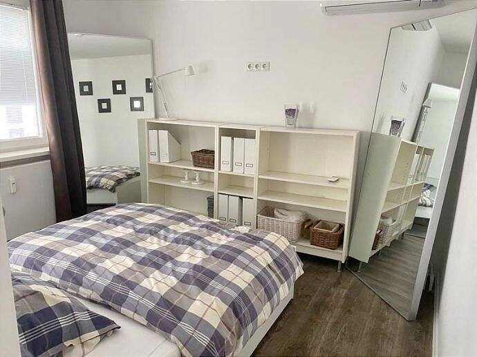 Modern möblierte 1,5- Zimmer-Wohnung mit Balkon/ Vollbad/ Internet/ Endetage / Inklusivmiete 1.300,
