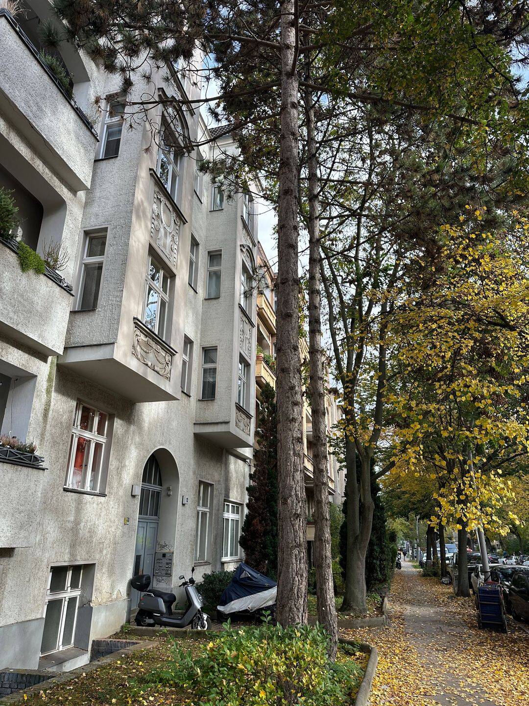 Gemütliche 2-Zimmer-Altbauwohnung mit Balkon im grünen Steglitz-Zehlendorf - mit Eigennutzoption! – Berlin – Bild 1 von 9