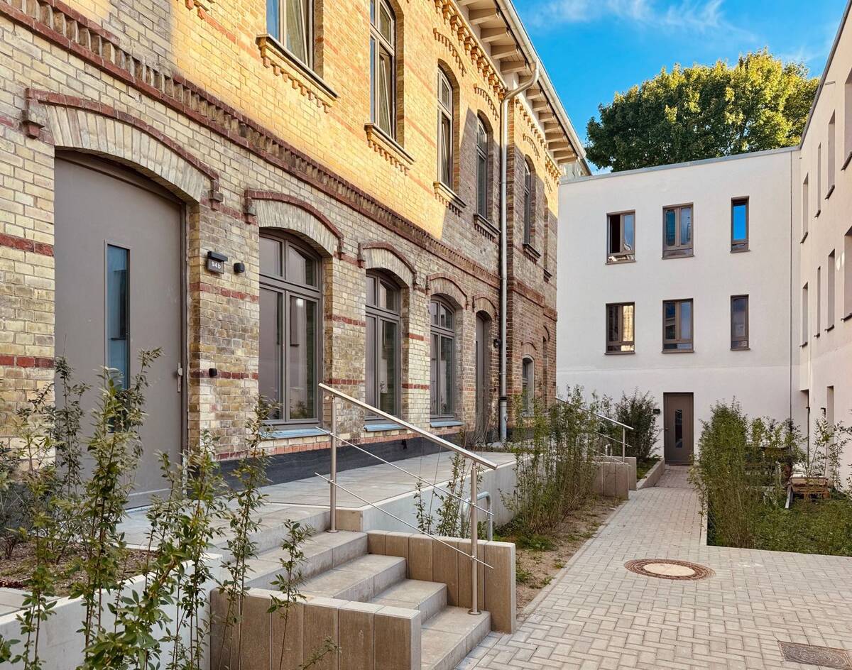 Erstbezug: Charmante Maisonette mit Terrasse in historischer Remise – 13088 Berlin – Bild 1 von 9