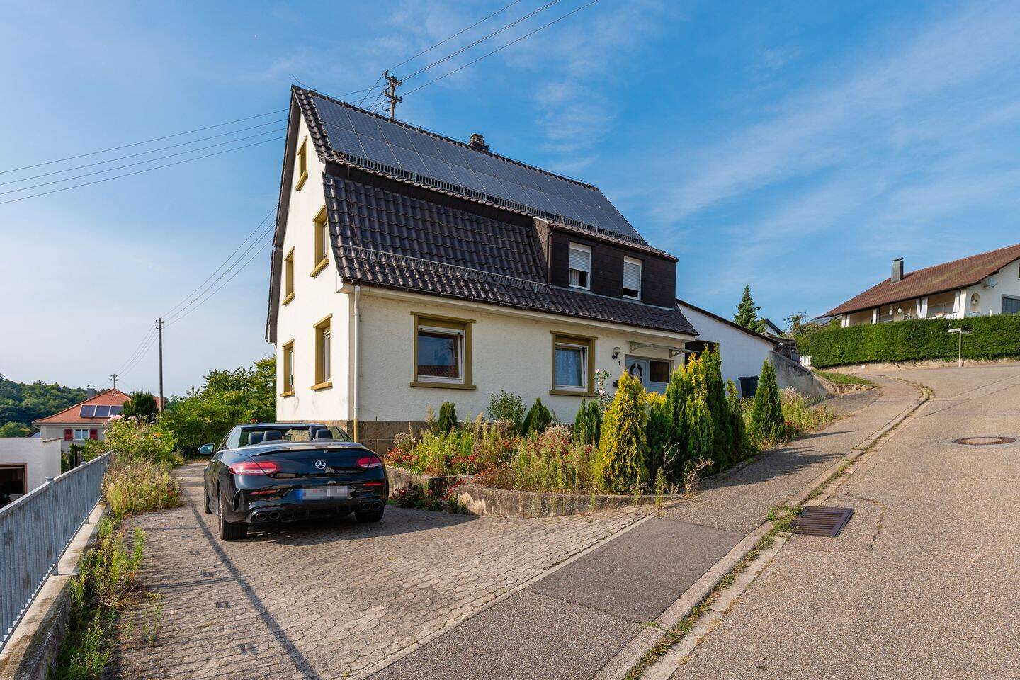 Schickes Ein- bis Zweifamilienhaus mit großem Garten, PV-Anlage und Ausbaupotenzial in Bretten-Ruit – Bretten – Bild 1 von 9