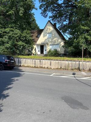 Renovierungsbedürftiges Einfamilienhaus mit großem Grundstück