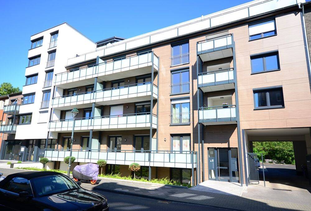Moderne und großzügige 5 Zimmer-Wohnung über zwei Etagen mit separatem Eingang und Einbauküche
