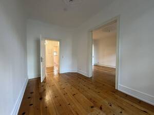 3,5-Zimmer-Altbauwohnung im Nordend mit Balkon, EBK und 3m hohen Decken – 60318 Frankfurt am Main – Vorschaubild 5